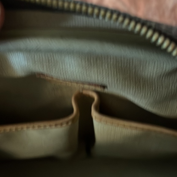 Brown Louis Vuitton bag 1 exterior pocket 4 interior pockets well conditioned - Picture 5 of 10